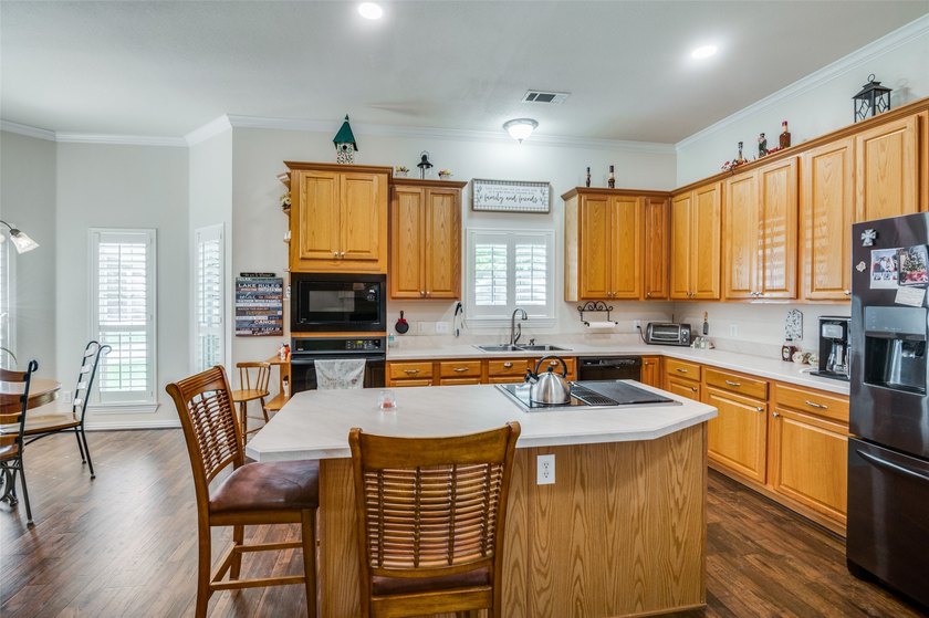 Lake Views!!!! This exquisite custom-built home epitomizes lake - photo 11