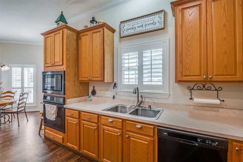 Lake Views!!!! This exquisite custom-built home epitomizes lake - photo 13