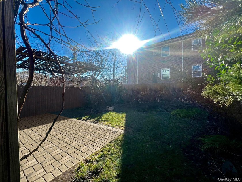Exceptional townhouse in the highly sought-after Whitestone - photo 17