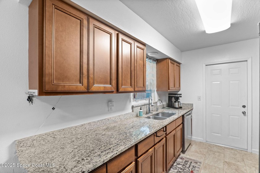 Wanting to live in the Space Coast? This MOVE IN READY home - photo 8