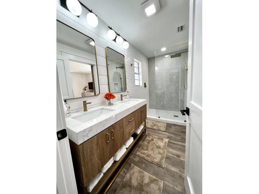 Water/Bay Views!** Fully Renovated** Luxury Home on .35 Acre - photo 25
