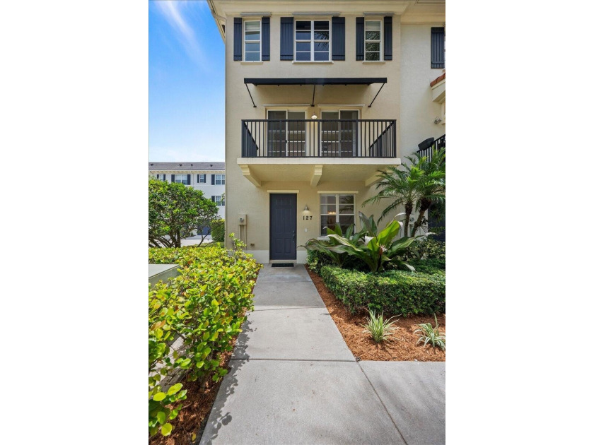 Welcome to 127 Greenwich Circle, a beautifully situated end-unit - photo 6