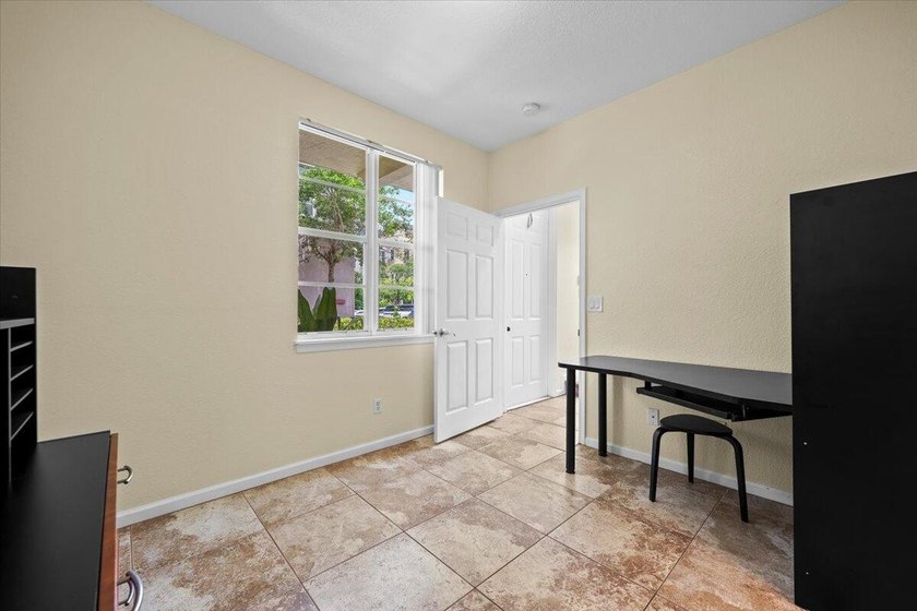 Welcome to 127 Greenwich Circle, a beautifully situated end-unit - photo 9