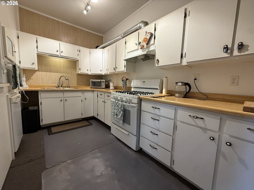 Versatile Industrial/Commercial property offering a wide range - photo 16