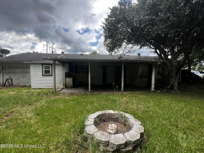 Looking for your next project? This 3-bedroom, 1.5-bath home has - photo 18