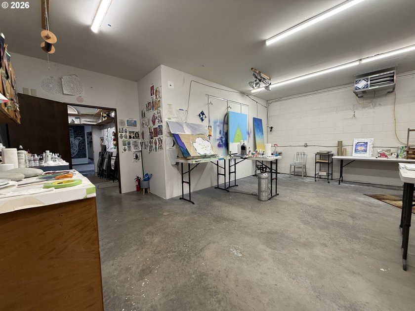 Versatile Industrial/Commercial property offering a wide range - photo 26