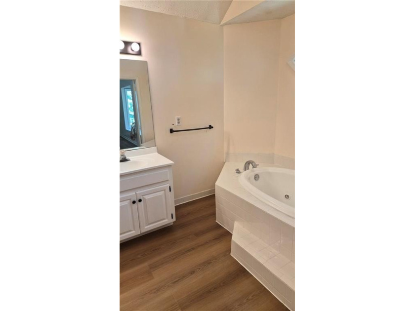 *** Motivated Seller *** A *Very Large*, *Very Nice* 4 BR, 3 - photo 37
