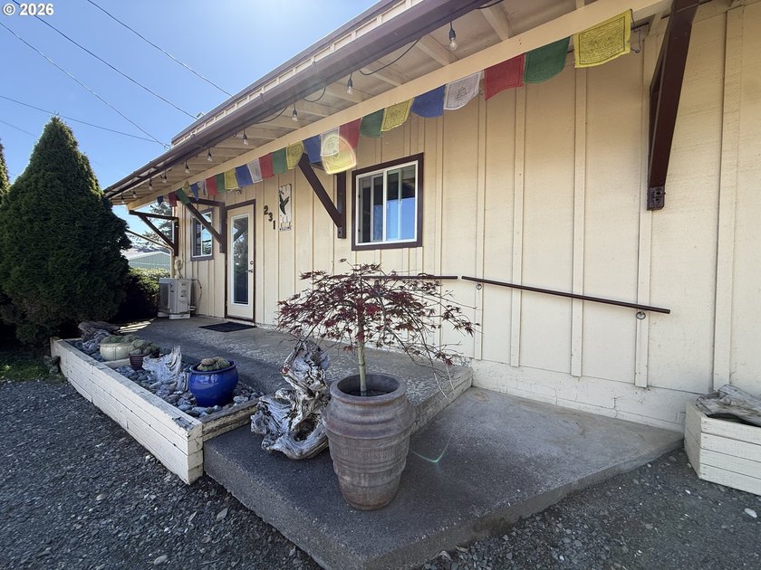 Versatile Industrial/Commercial property offering a wide range - photo 37