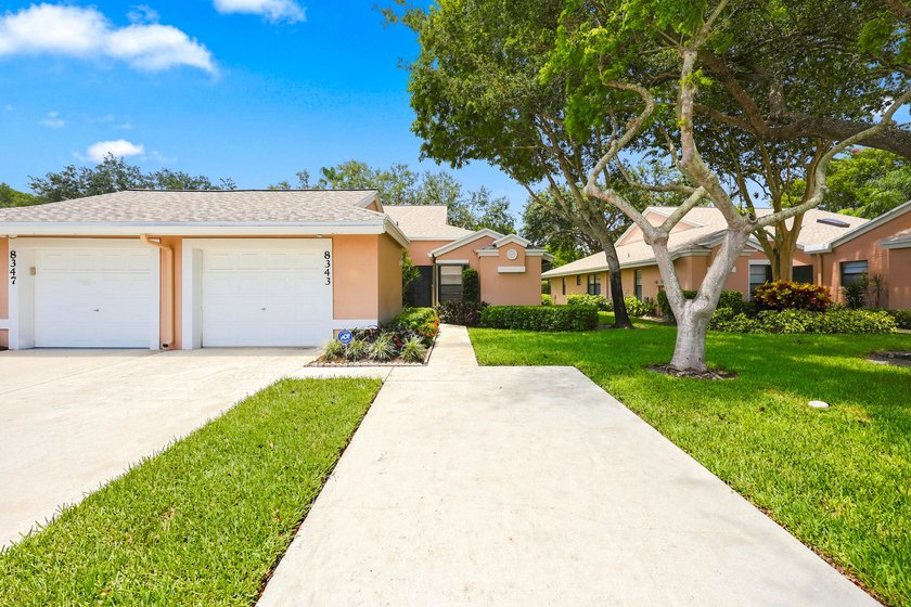 Welcome to this charming 2-bedroom, 2-bathroom villa located in - photo 2