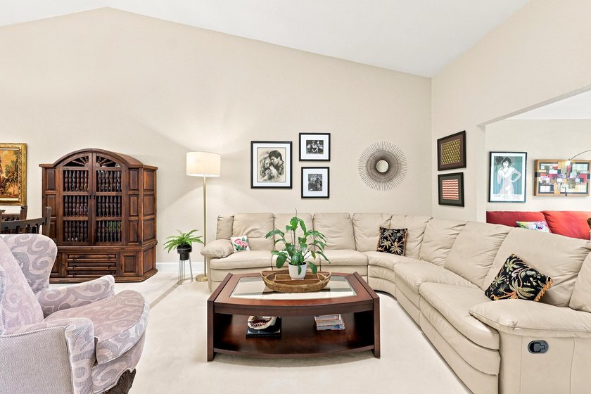 Welcome to this charming 2-bedroom, 2-bathroom villa located in - photo 6