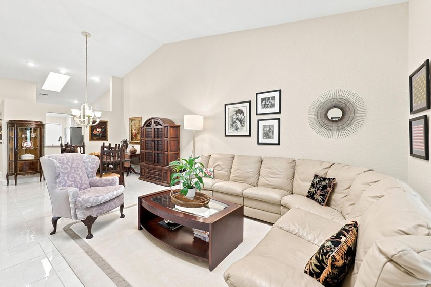 Welcome to this charming 2-bedroom, 2-bathroom villa located in - photo 7