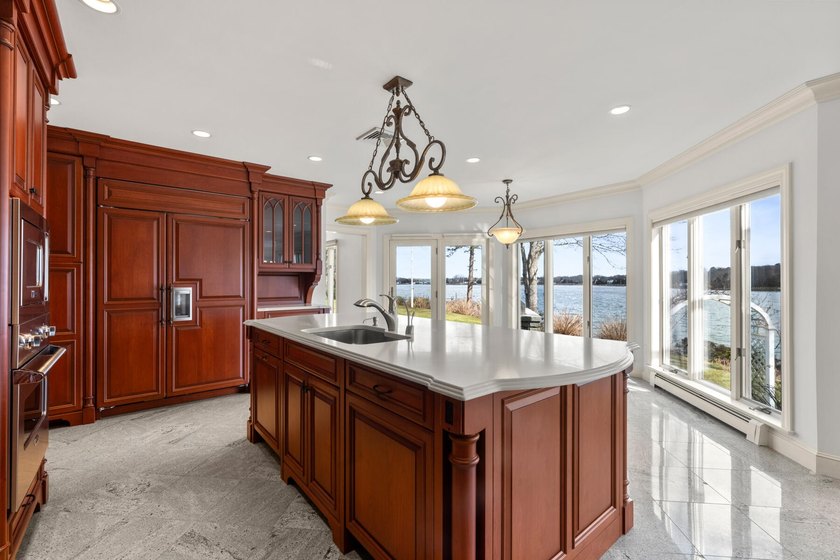 Nestled amid beautifully landscaped grounds, this exceptional 7 - photo 25