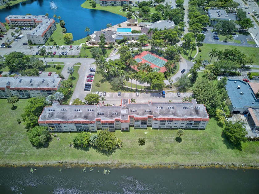 Desirable first-floor end unit in Sunrise Lakes Phase One! This - photo 4