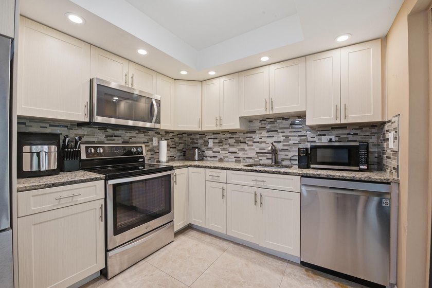 Beautifully updated first-floor condominium offering the perfect - photo 2