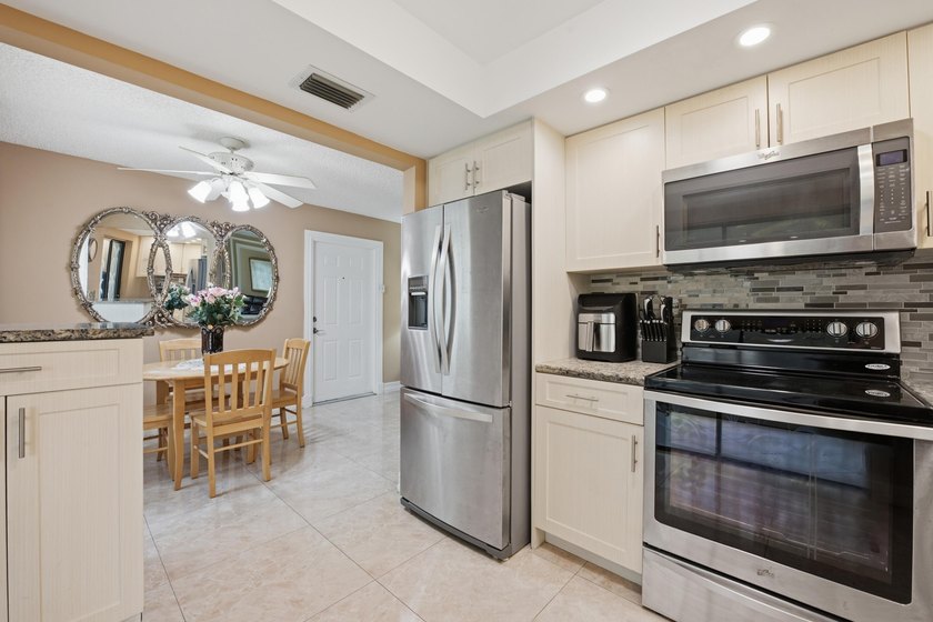 Beautifully updated first-floor condominium offering the perfect - photo 3