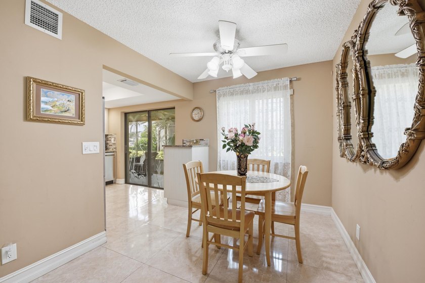 Beautifully updated first-floor condominium offering the perfect - photo 4