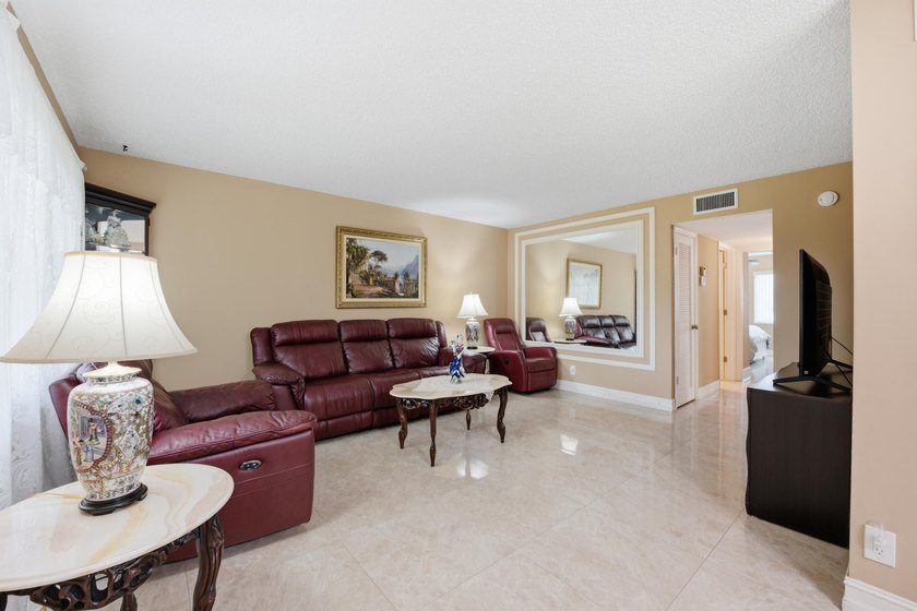 Beautifully updated first-floor condominium offering the perfect - photo 8