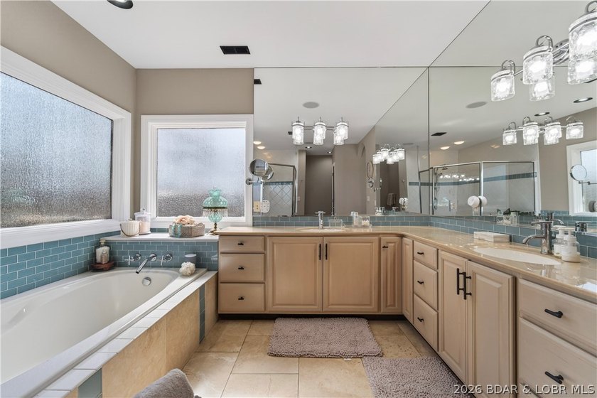 Stunning updated home in highly desired Four Seasons w/ - photo 15