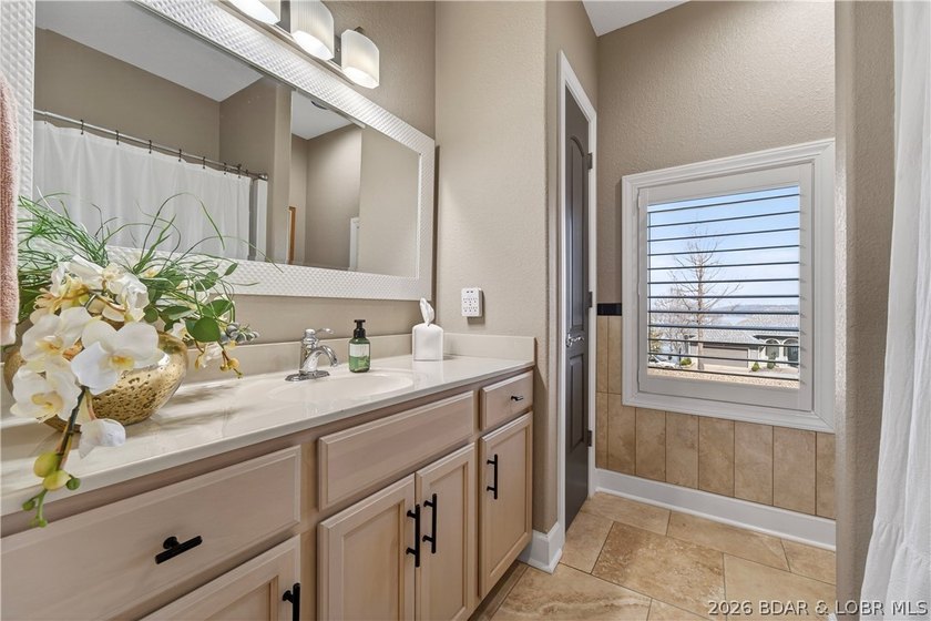 Stunning updated home in highly desired Four Seasons w/ - photo 18