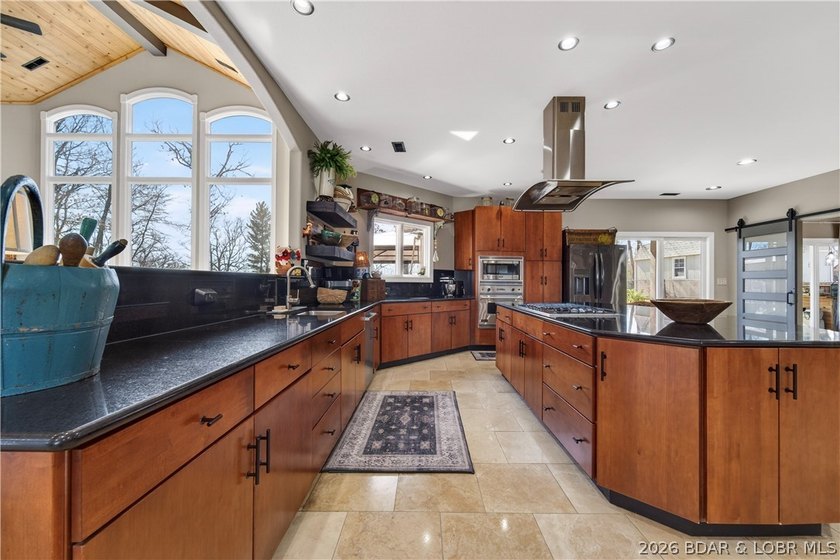 Stunning updated home in highly desired Four Seasons w/ - photo 27