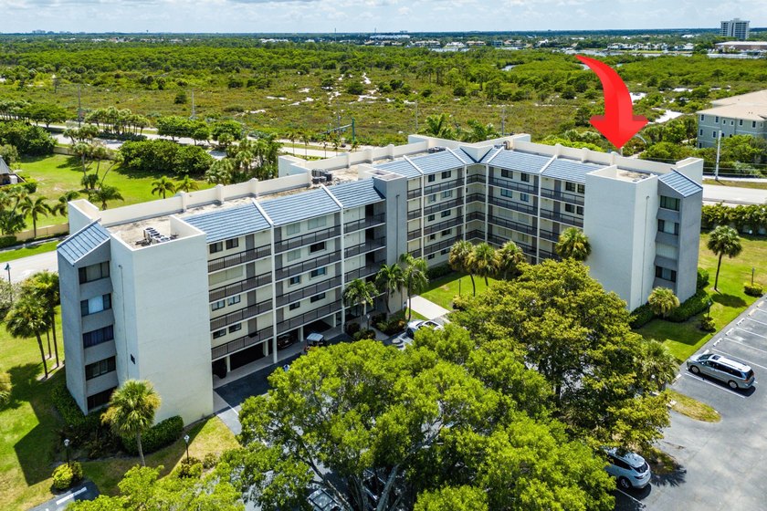 This turn key spacious 3 bedroom 3 bath top floor end unit is - photo 2