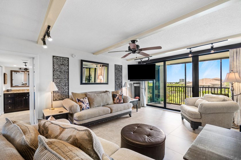 This turn key spacious 3 bedroom 3 bath top floor end unit is - photo 5