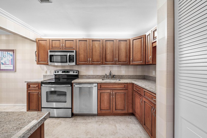 An original turn-key residence offering both immediate - photo 6