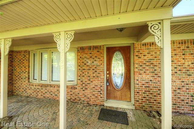 Welcome to 3125 Commerce Rd., in Milford Township! This - photo 4