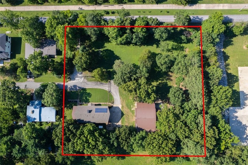Beautiful home on 2 Acres in the Heart of Town - Near Lake - photo 3