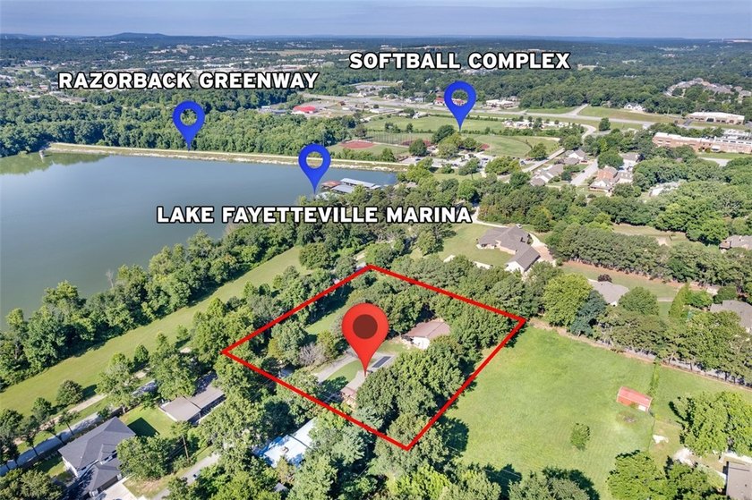 Beautiful home on 2 Acres in the Heart of Town - Near Lake - photo 4