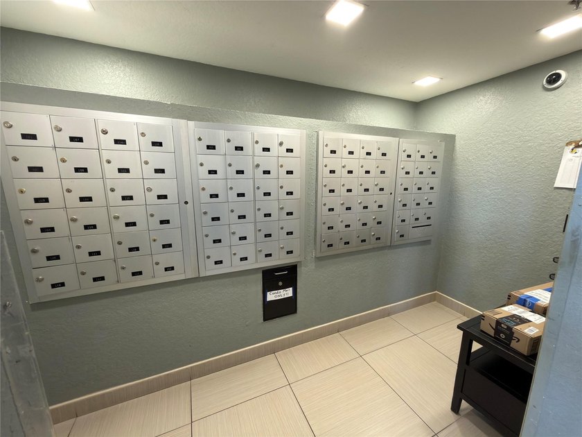 Welcome to beautiful Boca Raton! This move-in ready unit is a - photo 4