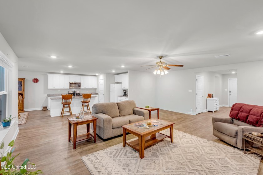 Welcome to 10440 Willow Leaf Drive, a beautifully maintained - photo 11