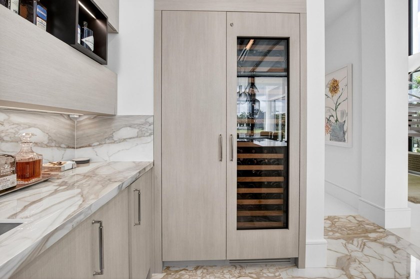 Striking contemporary waterfront estate, perfectly positioned to - photo 11