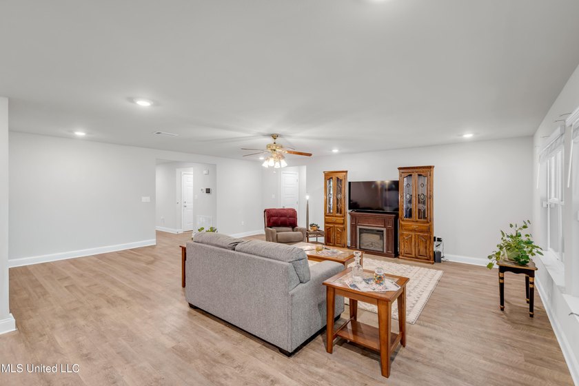Welcome to 10440 Willow Leaf Drive, a beautifully maintained - photo 12