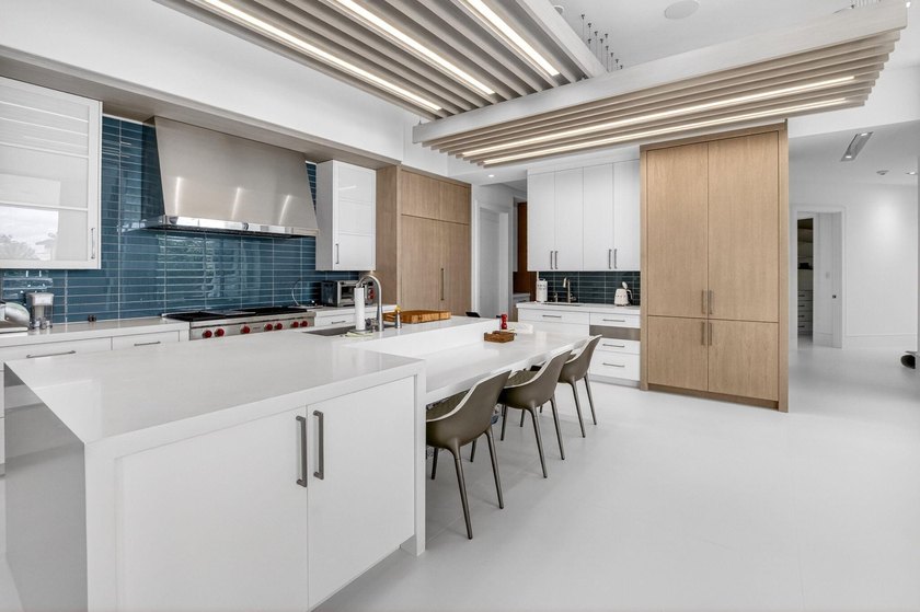 Striking contemporary waterfront estate, perfectly positioned to - photo 12