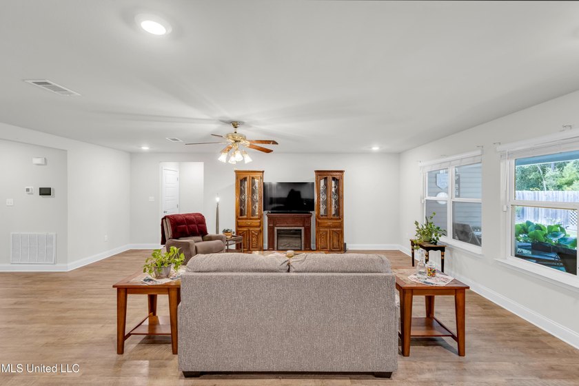 Welcome to 10440 Willow Leaf Drive, a beautifully maintained - photo 13