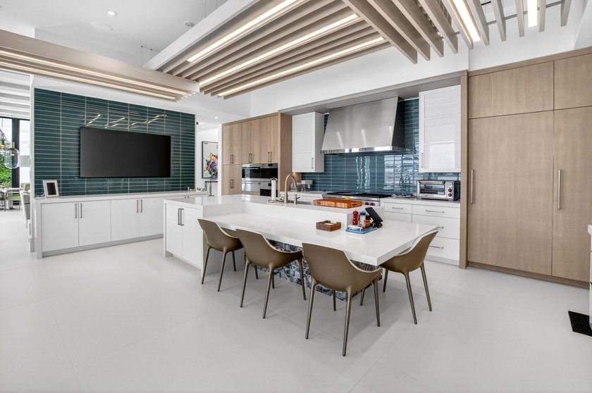 Striking contemporary waterfront estate, perfectly positioned to - photo 14