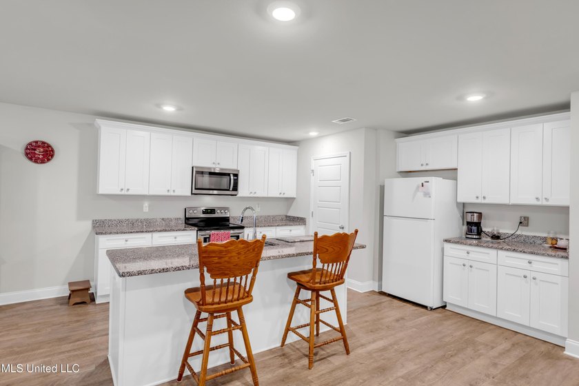 Welcome to 10440 Willow Leaf Drive, a beautifully maintained - photo 18