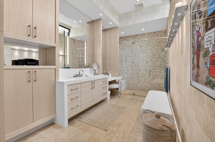 Striking contemporary waterfront estate, perfectly positioned to - photo 19