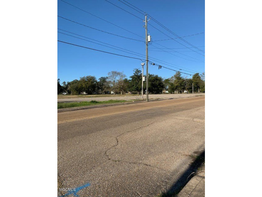 TWO BLOCKS FROM THE BEACH. Nice buildable lot. Great location - photo 5