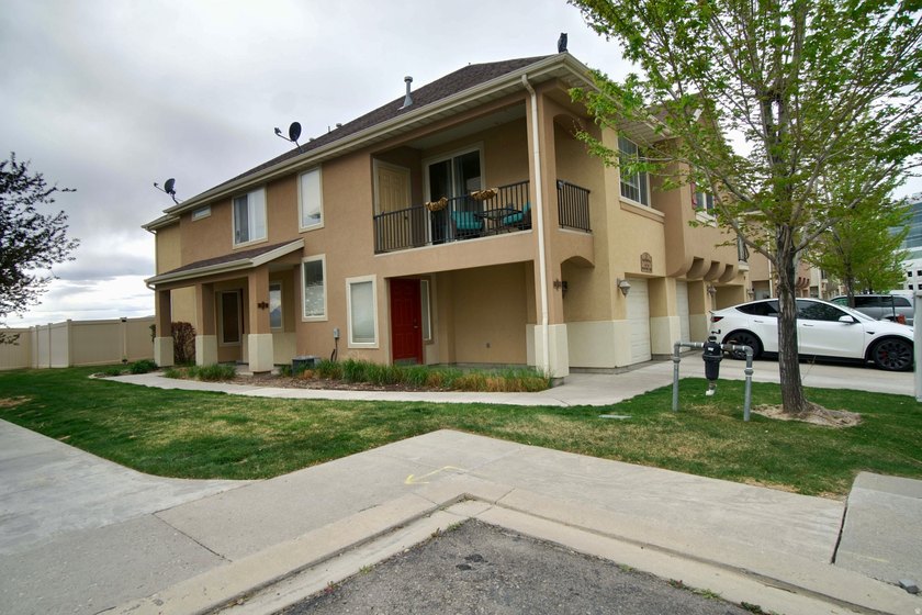 Welcome to this well appointed condo in the heart of Lehi, right - photo 3