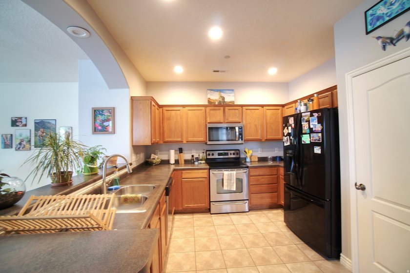 Welcome to this well appointed condo in the heart of Lehi, right - photo 10