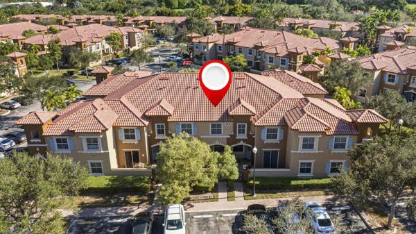 Spacious 3-bedroom, 2.5 bath unit built in 2006 with a - photo 2