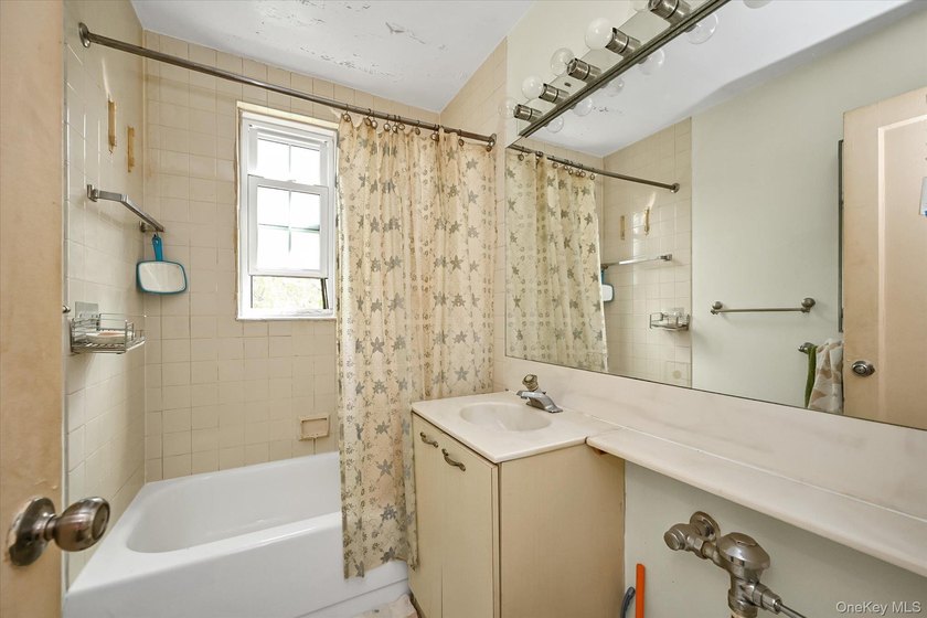 Over-sized, 1 Bedroom and 1 Bathroom apartment on the 6th Floor - photo 12