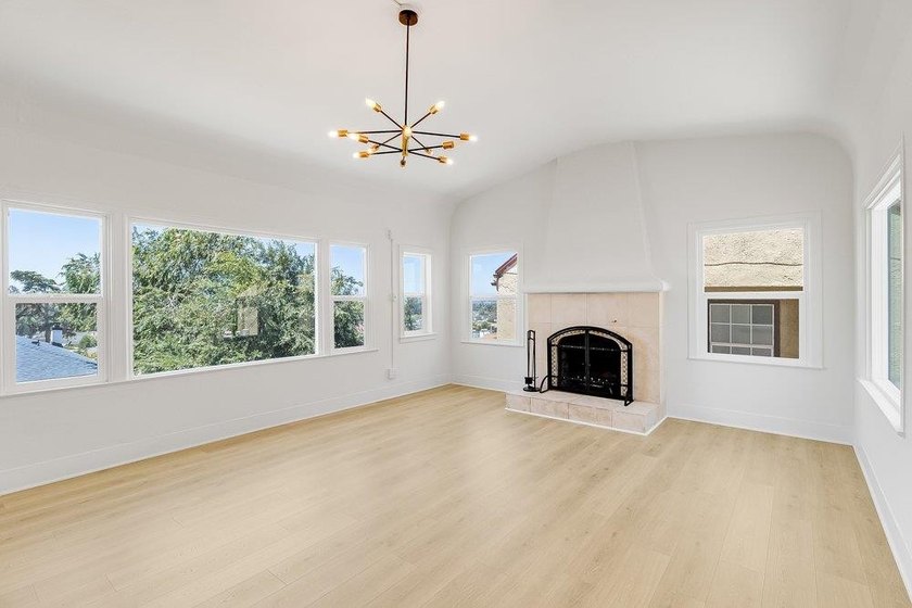 Welcome to 8227 Ney Ave in Oakland a well-positioned property - photo 3