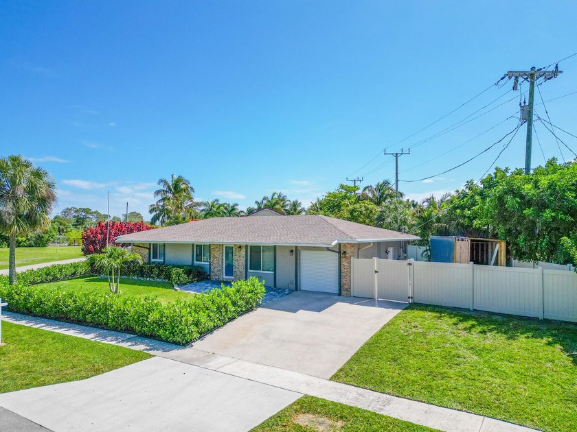 Welcome to this charming 3-bedroom, 2-bathroom single-story - photo 13