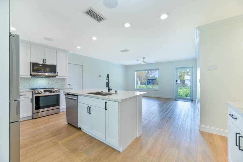 Welcome to this charming 3-bedroom, 2-bathroom single-story - photo 25