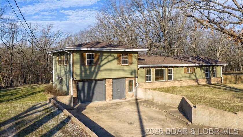 Welcome to this beautifully maintained 4-bedroom, 2 full and 1 - photo 28