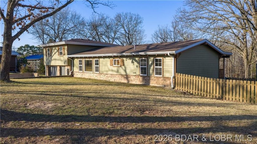 Welcome to this beautifully maintained 4-bedroom, 2 full and 1 - photo 29