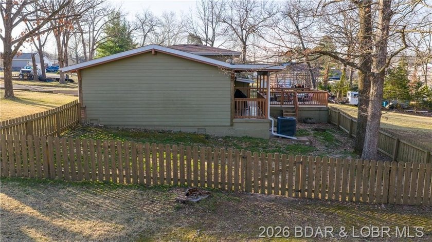 Welcome to this beautifully maintained 4-bedroom, 2 full and 1 - photo 32